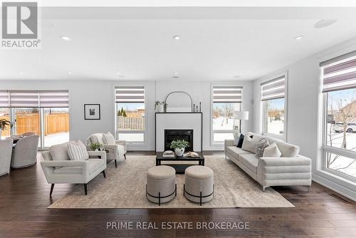 115 South Carriage Road, London North (North I), ON - Indoor Photo Showing Living Room