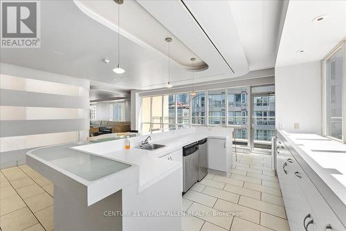 1709 - 220 Victoria Street, Toronto, ON - Indoor Photo Showing Kitchen