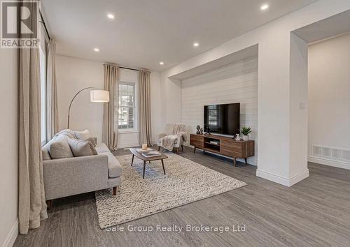 203 Talbot Street S, Norfolk (Simcoe), ON - Indoor Photo Showing Living Room