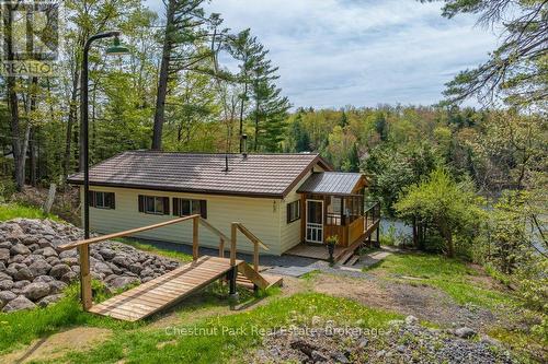 Driveway Side of Cottage - 1026 Carlson Place, Bracebridge (Draper), ON - Outdoor