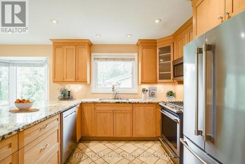 Virtually Staged - 21 Poplar Crescent, Oro-Medonte, ON - Indoor Photo Showing Kitchen With Upgraded Kitchen