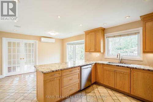 21 Poplar Crescent, Oro-Medonte, ON - Indoor Photo Showing Kitchen