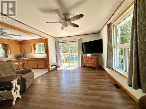 336 6Th Concession Road W, Tehkummah, Manitoulin Island, ON - Indoor Photo Showing Living Room