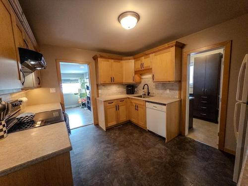 5 Tallieu, Kenora, ON - Indoor Photo Showing Kitchen