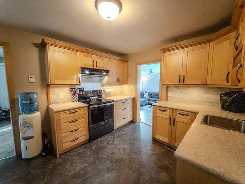 5 Tallieu, Kenora, ON - Indoor Photo Showing Kitchen