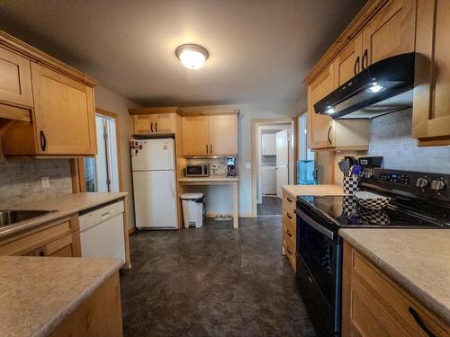 5 Tallieu, Kenora, ON - Indoor Photo Showing Kitchen
