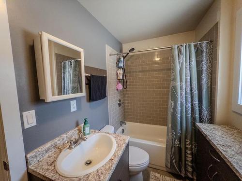 5 Tallieu, Kenora, ON - Indoor Photo Showing Bathroom
