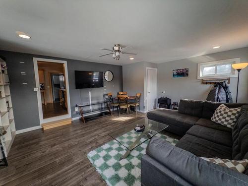 5 Tallieu, Kenora, ON - Indoor Photo Showing Living Room