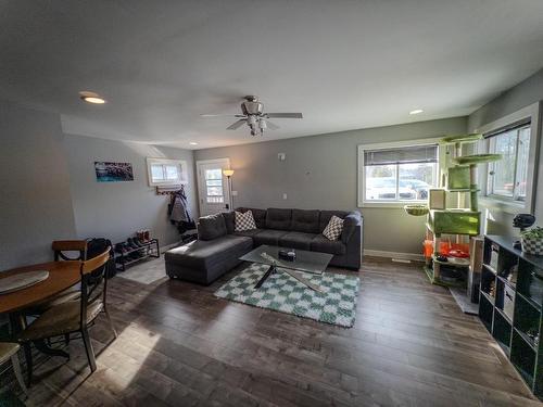 5 Tallieu, Kenora, ON - Indoor Photo Showing Living Room