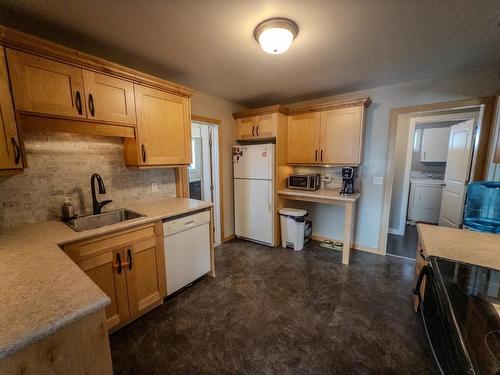 5 Tallieu, Kenora, ON - Indoor Photo Showing Kitchen