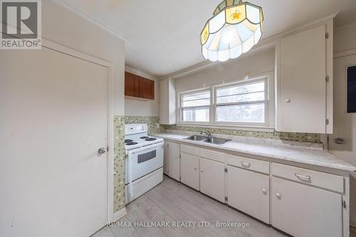 1911 Glenview Road, Pickering, ON - Indoor Photo Showing Kitchen With Double Sink
