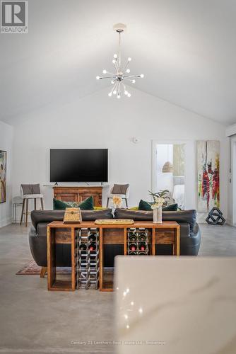 vaulted ceilings - 2654 County Road 5, Prince Edward County (Sophiasburg Ward), ON - Indoor