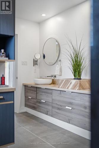 incredible ensuite - 2654 County Road 5, Prince Edward County (Sophiasburg Ward), ON - Indoor Photo Showing Bathroom