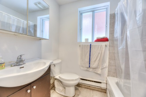 Salle de bains - 1974 Rue St-Germain, Montréal (Saint-Laurent), QC - Indoor Photo Showing Bathroom