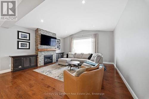 63 Scenic Drive, Belleville (Thurlow Ward), ON - Indoor Photo Showing Living Room With Fireplace