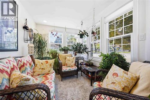 666 Devine Street, Sarnia, ON - Indoor Photo Showing Living Room