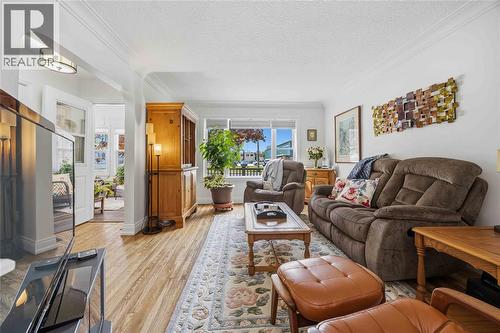 666 Devine Street, Sarnia, ON - Indoor Photo Showing Living Room