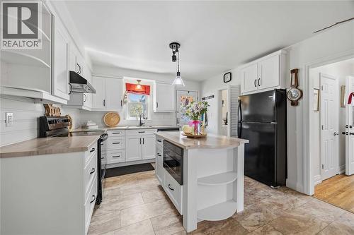 666 Devine Street, Sarnia, ON - Indoor Photo Showing Kitchen