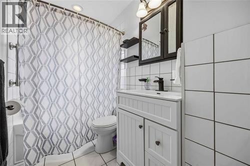 666 Devine Street, Sarnia, ON - Indoor Photo Showing Bathroom