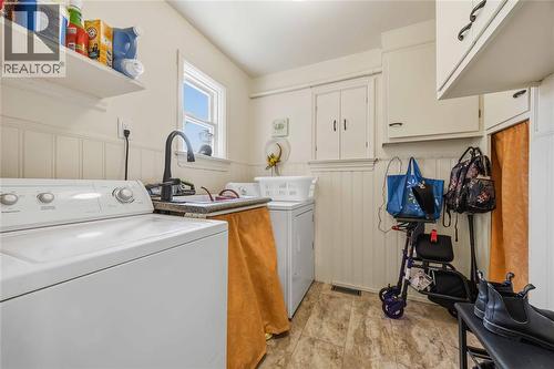 666 Devine Street, Sarnia, ON - Indoor Photo Showing Laundry Room