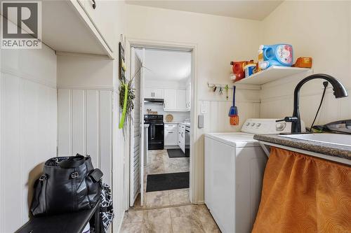 666 Devine Street, Sarnia, ON - Indoor Photo Showing Laundry Room