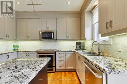 100 Walker Road W, Caledon, ON - Indoor Photo Showing Kitchen With Double Sink With Upgraded Kitchen