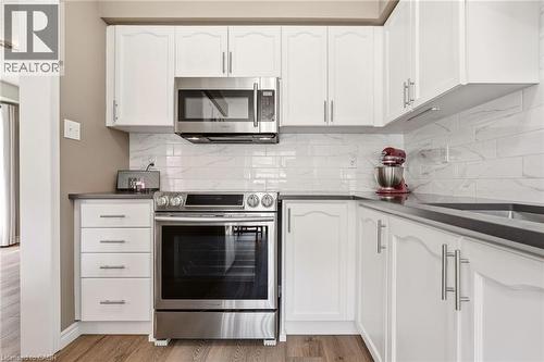 5114 Tree Court, Burlington, ON - Indoor Photo Showing Kitchen With Upgraded Kitchen