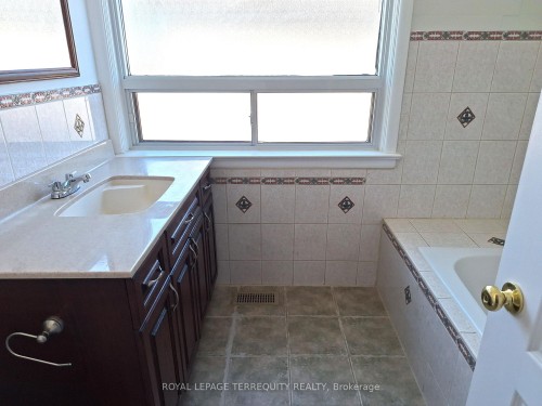 17 Compton Crescent, Toronto, ON - Indoor Photo Showing Bathroom