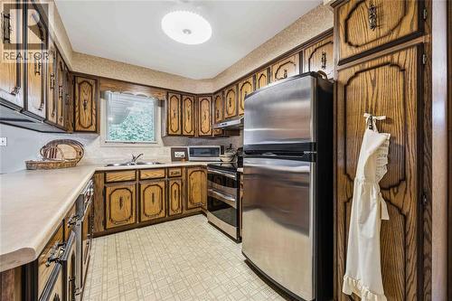 632 Esser Crescent, Sarnia, ON - Indoor Photo Showing Kitchen With Double Sink