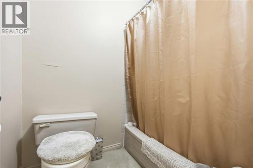 632 Esser Crescent, Sarnia, ON - Indoor Photo Showing Bathroom