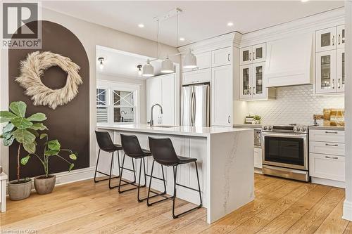 6 Nelles Boulevard, Grimsby, ON - Indoor Photo Showing Kitchen With Upgraded Kitchen