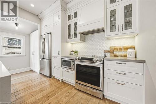 6 Nelles Boulevard, Grimsby, ON - Indoor Photo Showing Kitchen With Upgraded Kitchen