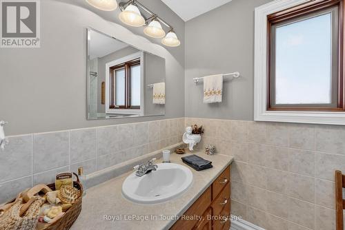 Bathroom - 1092 Tiny Beaches Road S, Tiny, ON - Indoor Photo Showing Bathroom