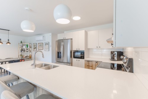Kitchen - 2-5805 Rue De Champagnier, Brossard, QC - Indoor Photo Showing Kitchen With Double Sink With Upgraded Kitchen
