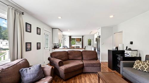 1256 Hern Road, Clearwater, BC - Indoor Photo Showing Living Room