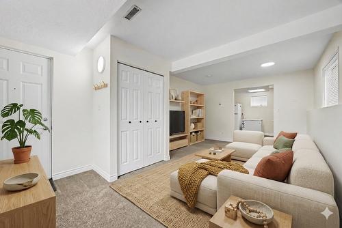 1963 Harrison Way, Kamloops, BC - Indoor Photo Showing Living Room