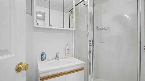 1963 Harrison Way, Kamloops, BC - Indoor Photo Showing Bathroom