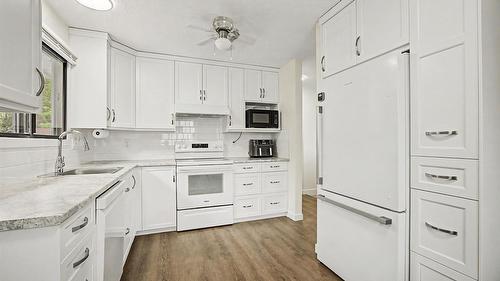 1963 Harrison Way, Kamloops, BC - Indoor Photo Showing Kitchen