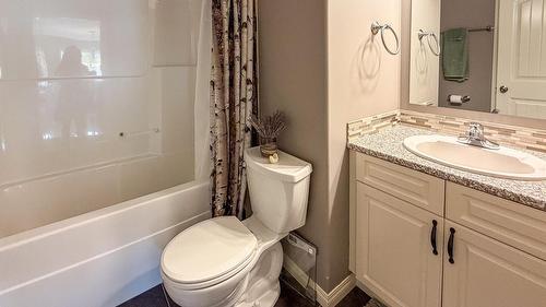 1417 21St Street, Cranbrook, BC - Indoor Photo Showing Bathroom
