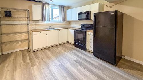 1417 21St Street, Cranbrook, BC - Indoor Photo Showing Kitchen