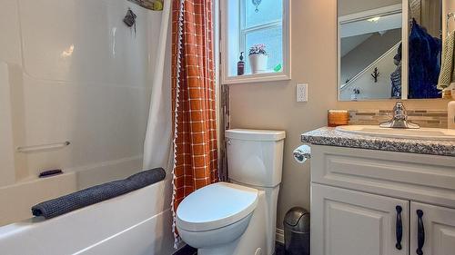 1417 21St Street, Cranbrook, BC - Indoor Photo Showing Bathroom