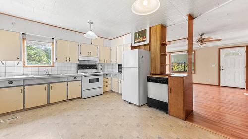 608 6Th Avenue, Creston, BC - Indoor Photo Showing Kitchen