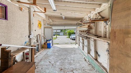 608 6Th Avenue, Creston, BC - Indoor Photo Showing Garage