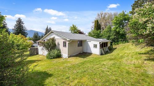 608 6Th Avenue, Creston, BC - Outdoor