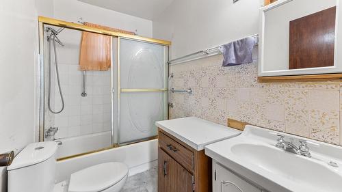 608 6Th Avenue, Creston, BC - Indoor Photo Showing Bathroom