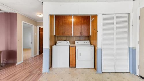 608 6Th Avenue, Creston, BC - Indoor Photo Showing Laundry Room