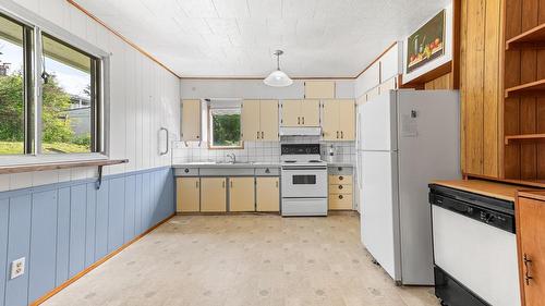 608 6Th Avenue, Creston, BC - Indoor Photo Showing Kitchen