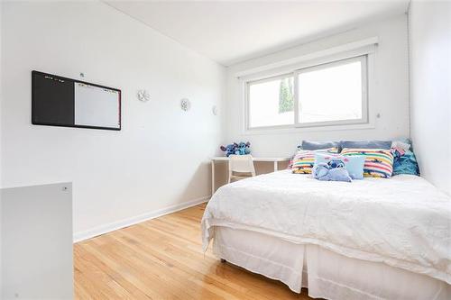 878 Elm St, Winnipeg, MB 