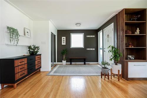 878 Elm St, Winnipeg, MB 