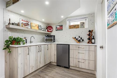 878 Elm St, Winnipeg, MB 